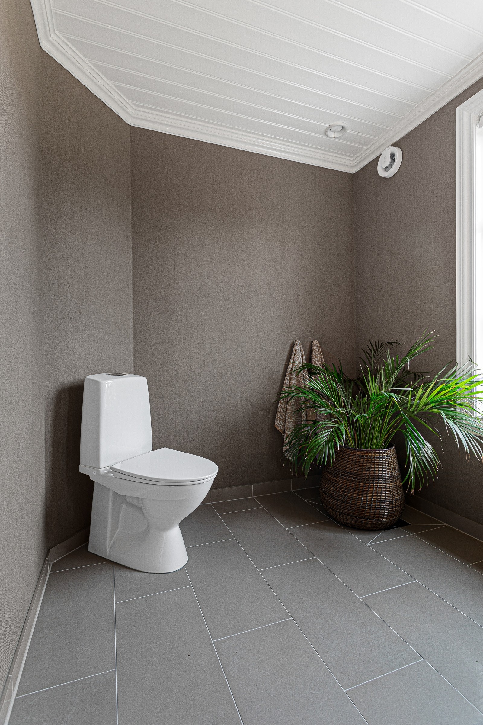 Det er satt av plass til 90x90 dusjkabinett på badet. Galleribilde