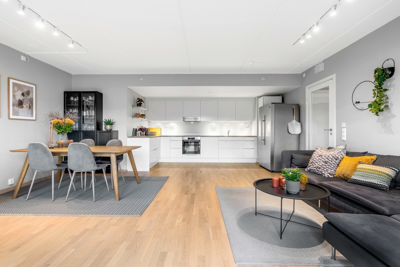 Kjøkkenet er behagelig tilbaketrukket fra sofakroken Galleribilde