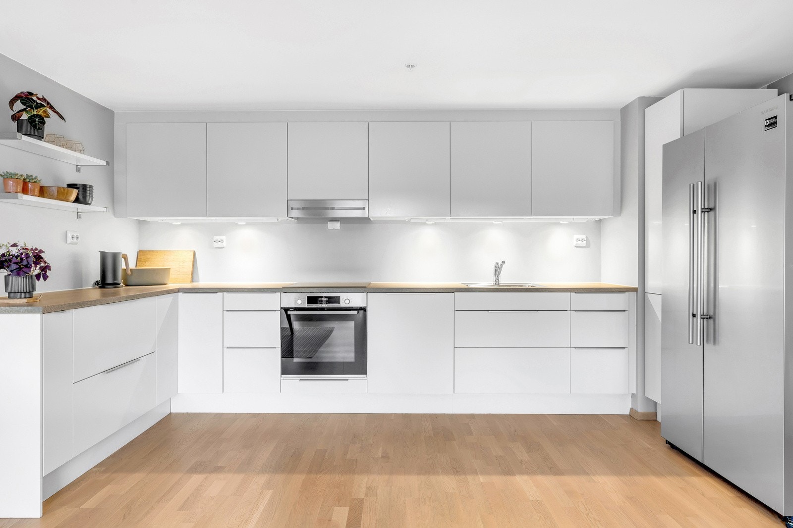 Kjøkkenet er utstyrt med integrert komfyr med keramisk steketopp, oppvaskmaskin og stort kjøleskap med fryser Galleribilde