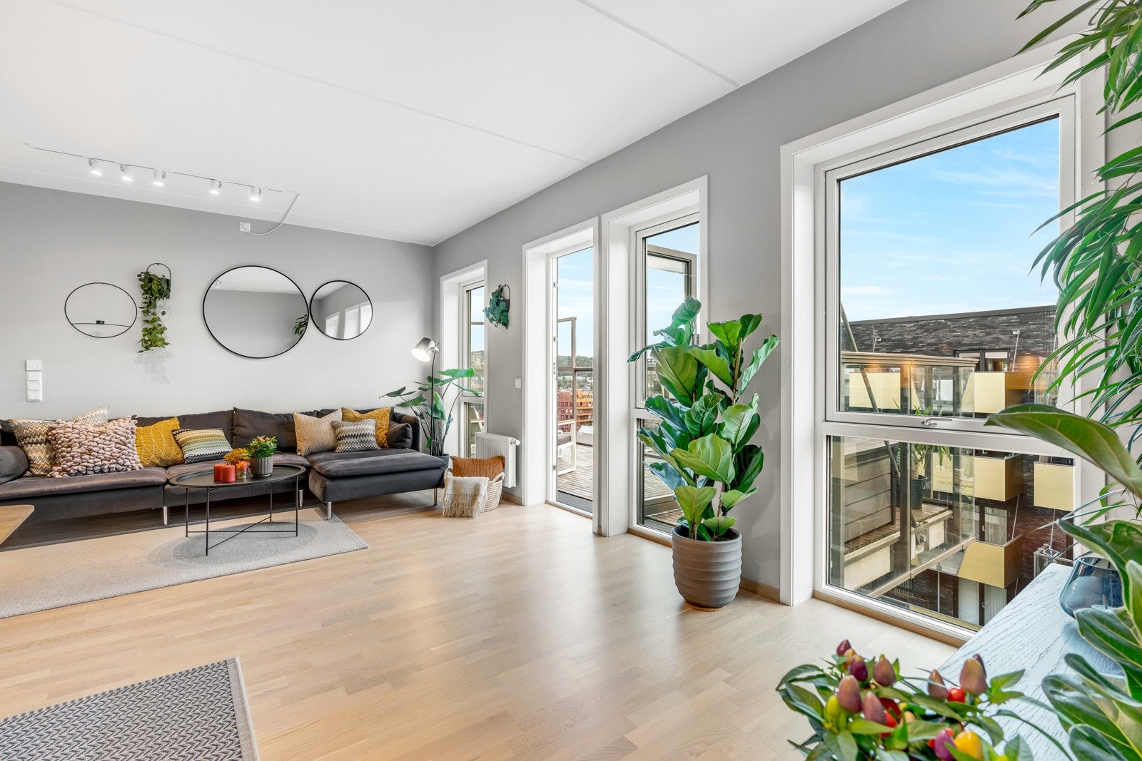 Elektrisk solavskjerming utenfor alle vinduer gjør at du kommer hjem til en sval og behagelig leilighet Galleribilde