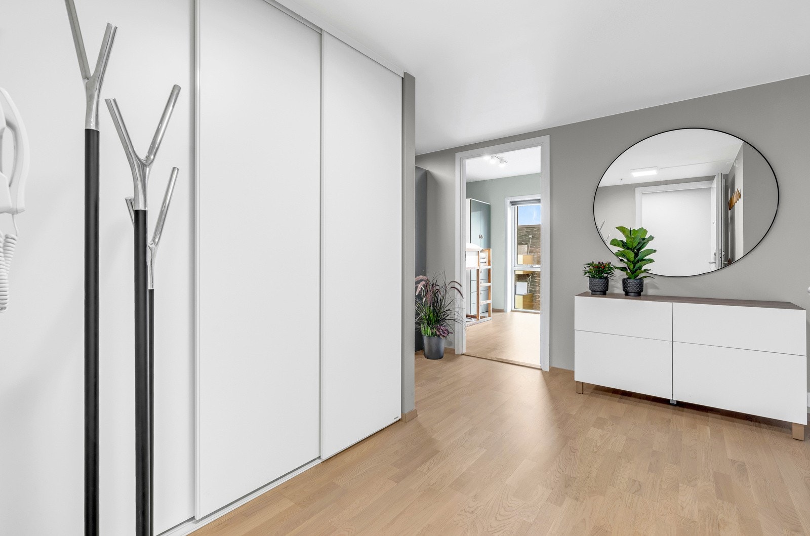 Praktisk entré innredet med stor skyvedørsgarderobe Galleribilde