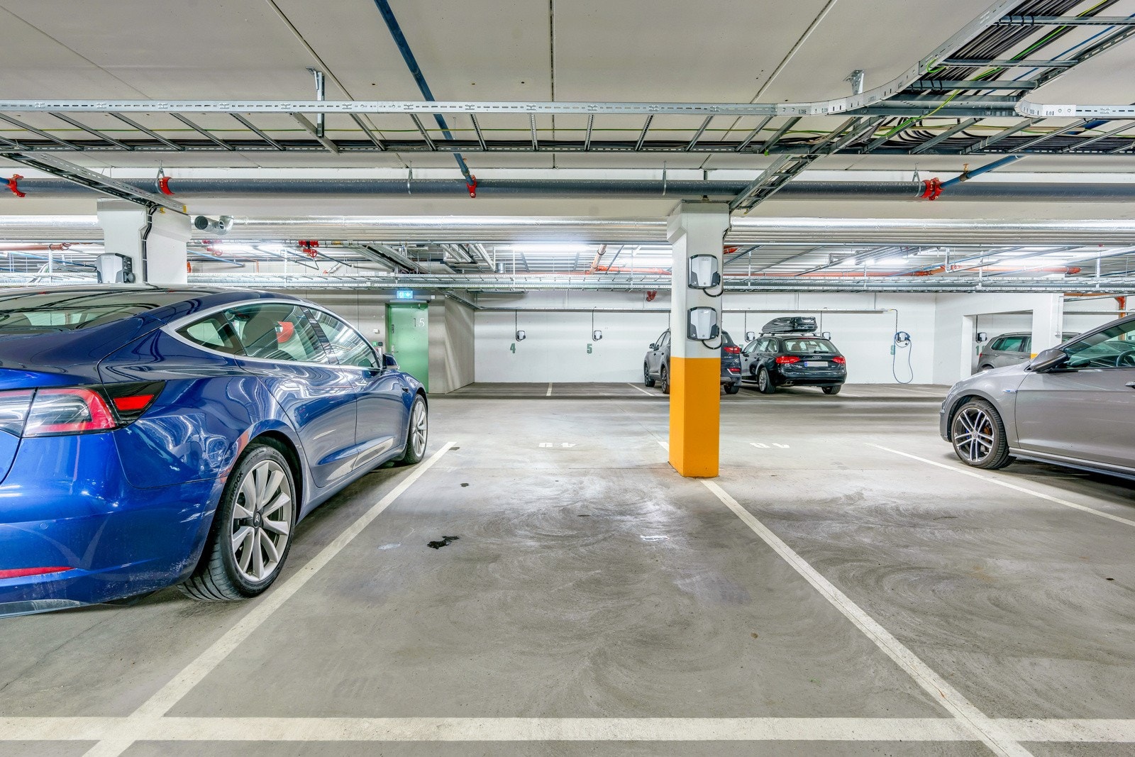 Det medfølger garasjeplass med el-bil lader Galleribilde