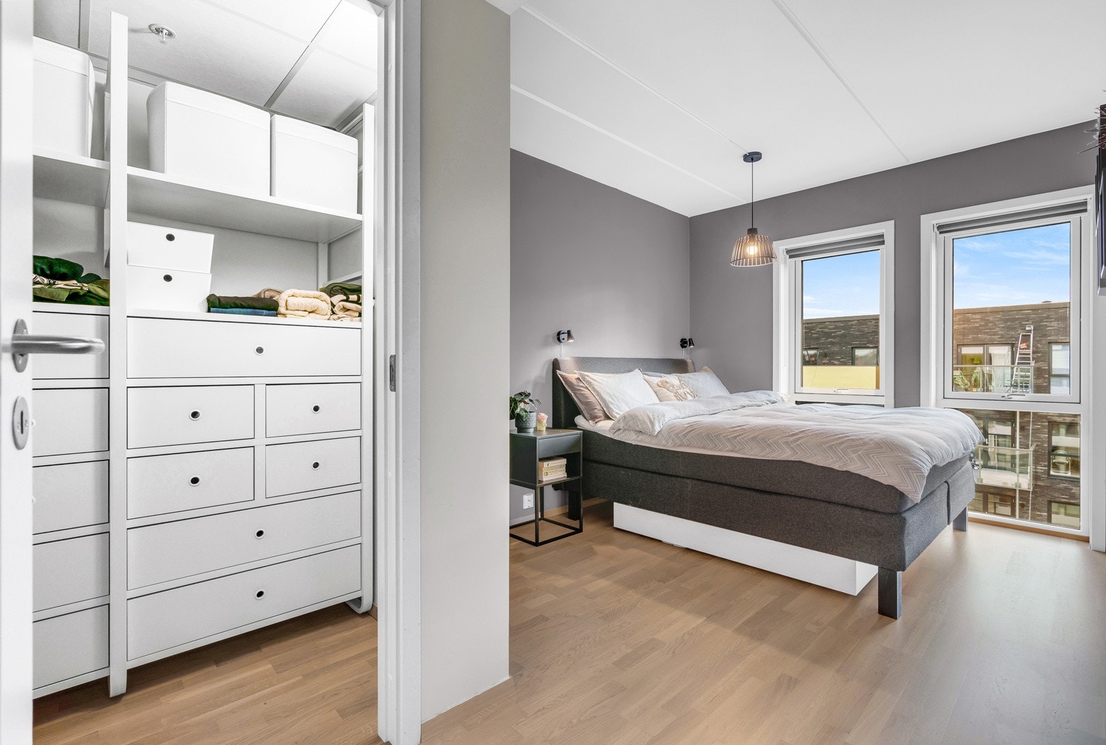 Soverommet har tilgang til "walk in closet" med god oppbevaringsplass Galleribilde