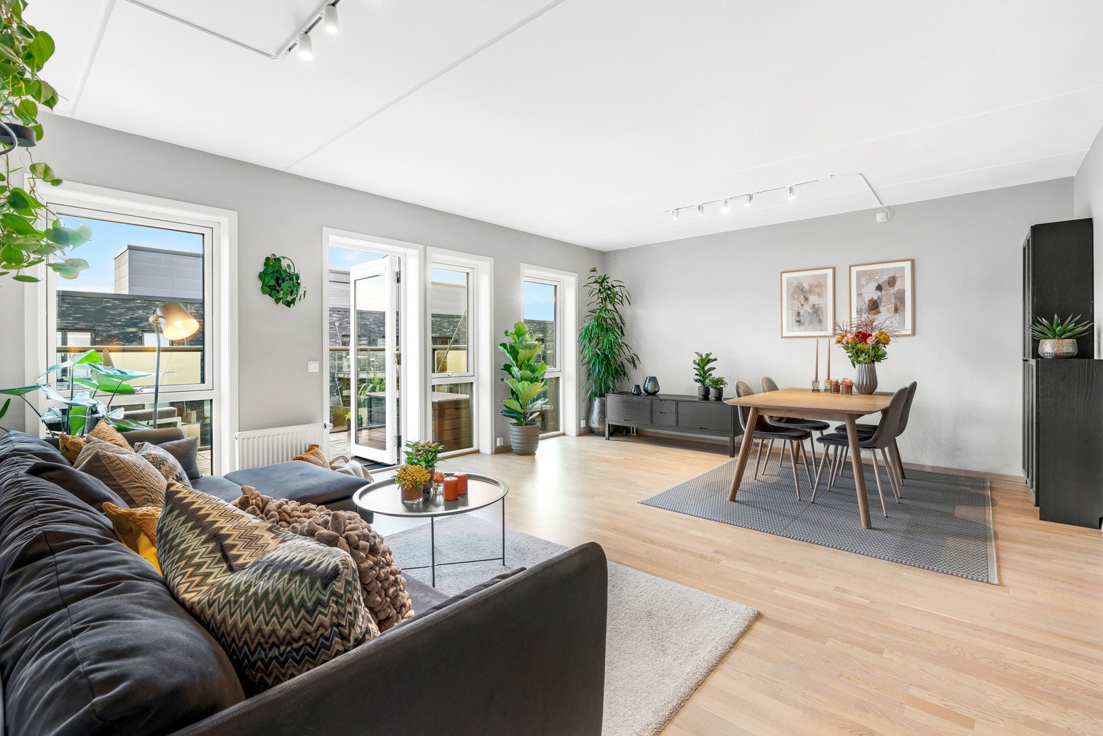 Rommet er av generøs størrelse og har god plass til både langstrakt spisebord og sofagruppe Galleribilde