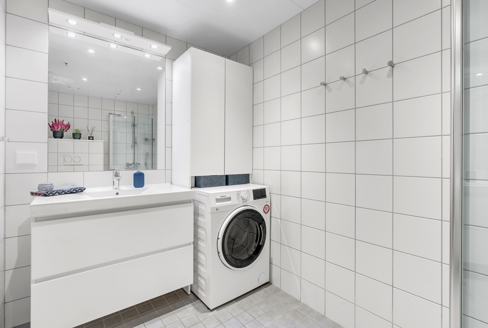 Baderommet har varme i gulv og downlights i tak Galleribilde