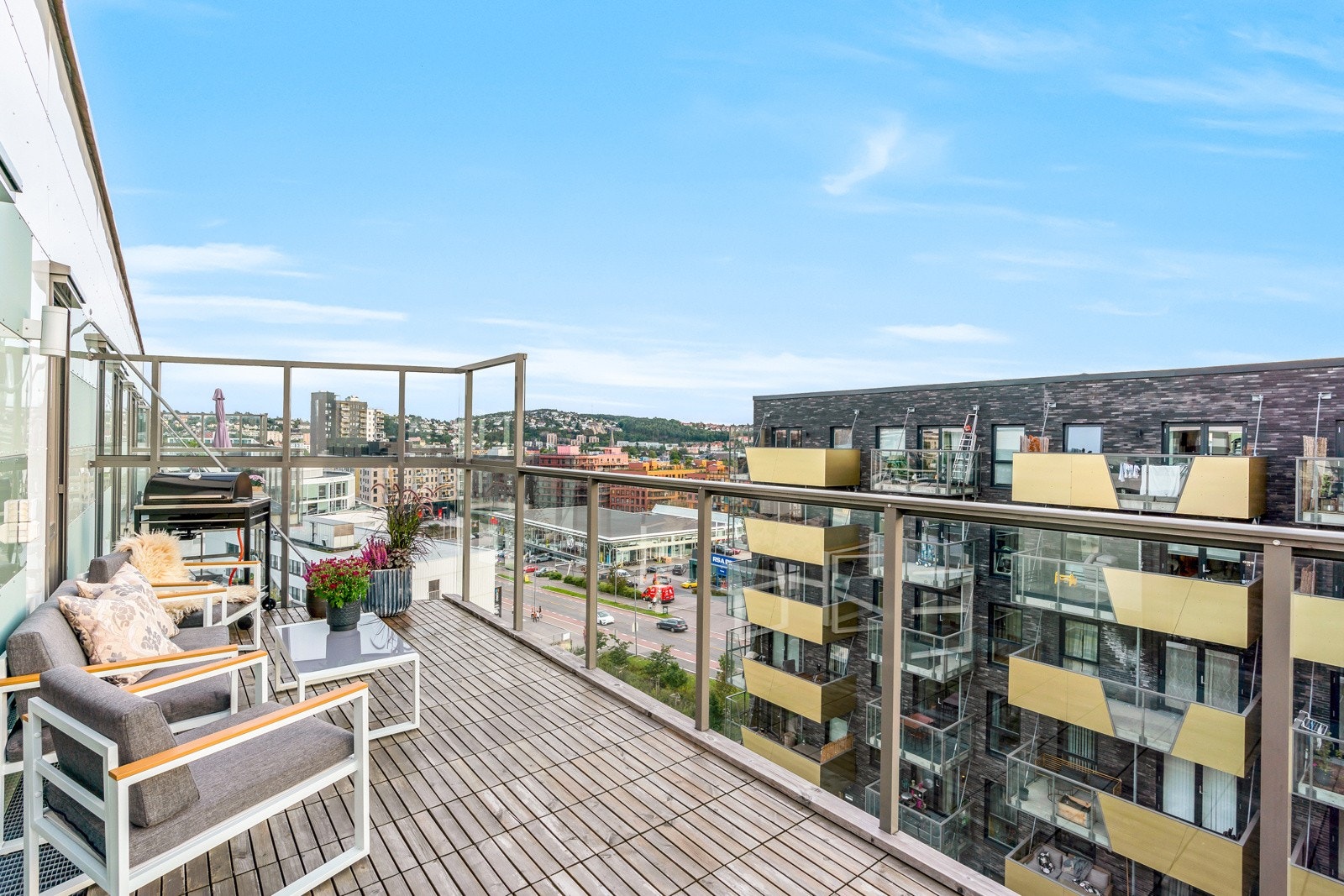 Solrik, sydvestvendt balkong med utsikt Galleribilde