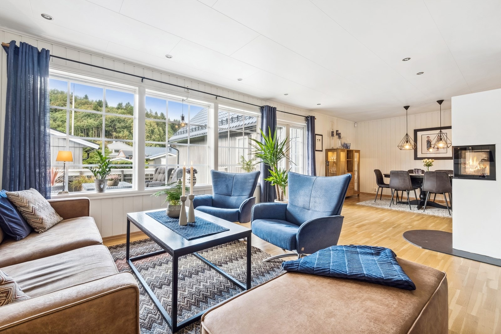 Fra stuerommet er det direkte adkomst til terrassen og boligens hage. Galleribilde