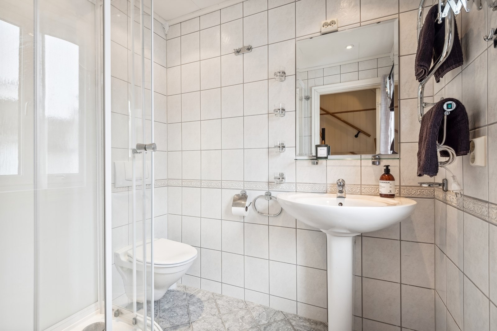 I hovedetasjen finner man et baderom som ligger enkelt tilknyttet entréen. Galleribilde