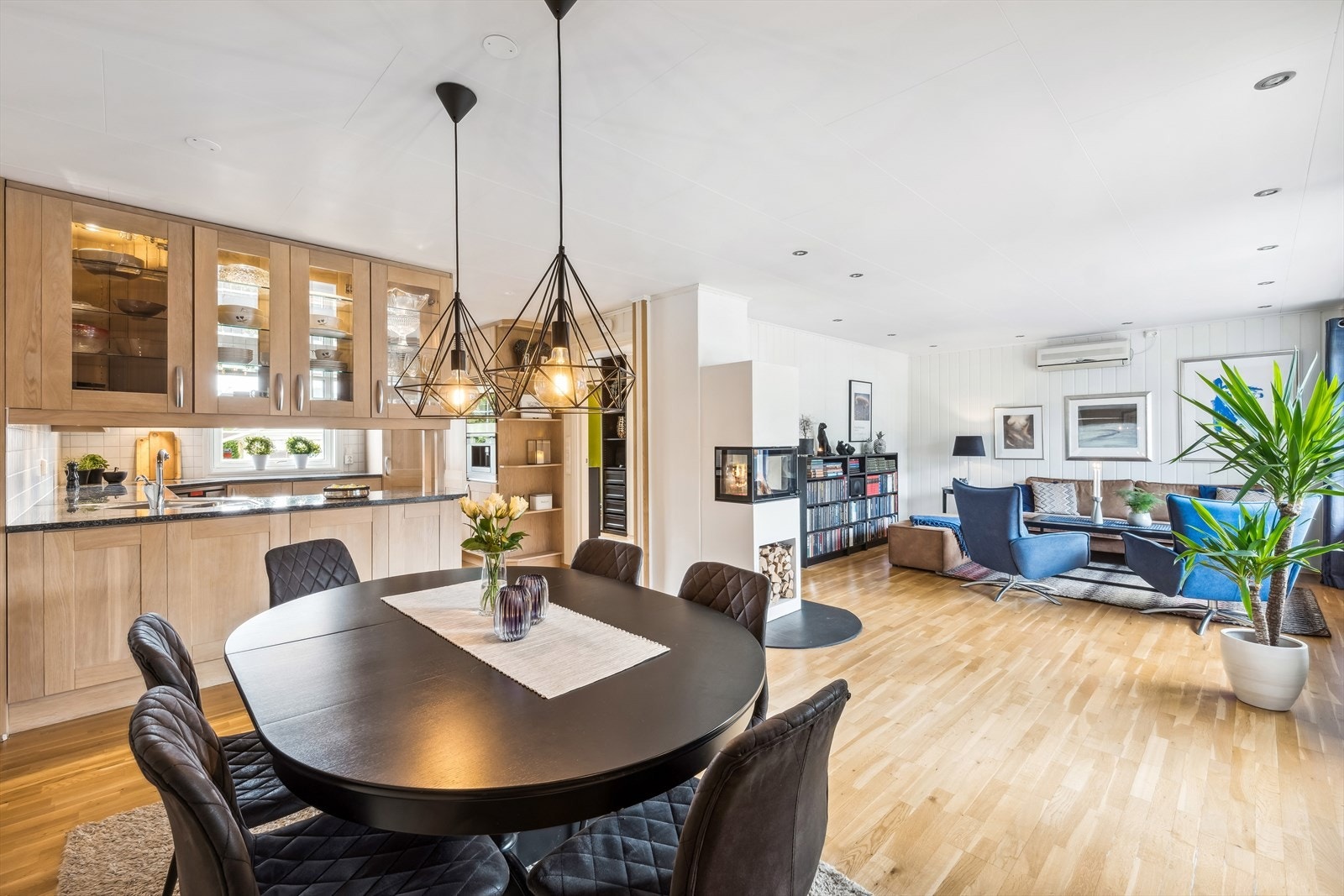 Den rause størrelsen gir rom for flere møbleringsseksjoner, hvor spisestuen får sin naturlige plassering mellom stue og kjøkken. Galleribilde