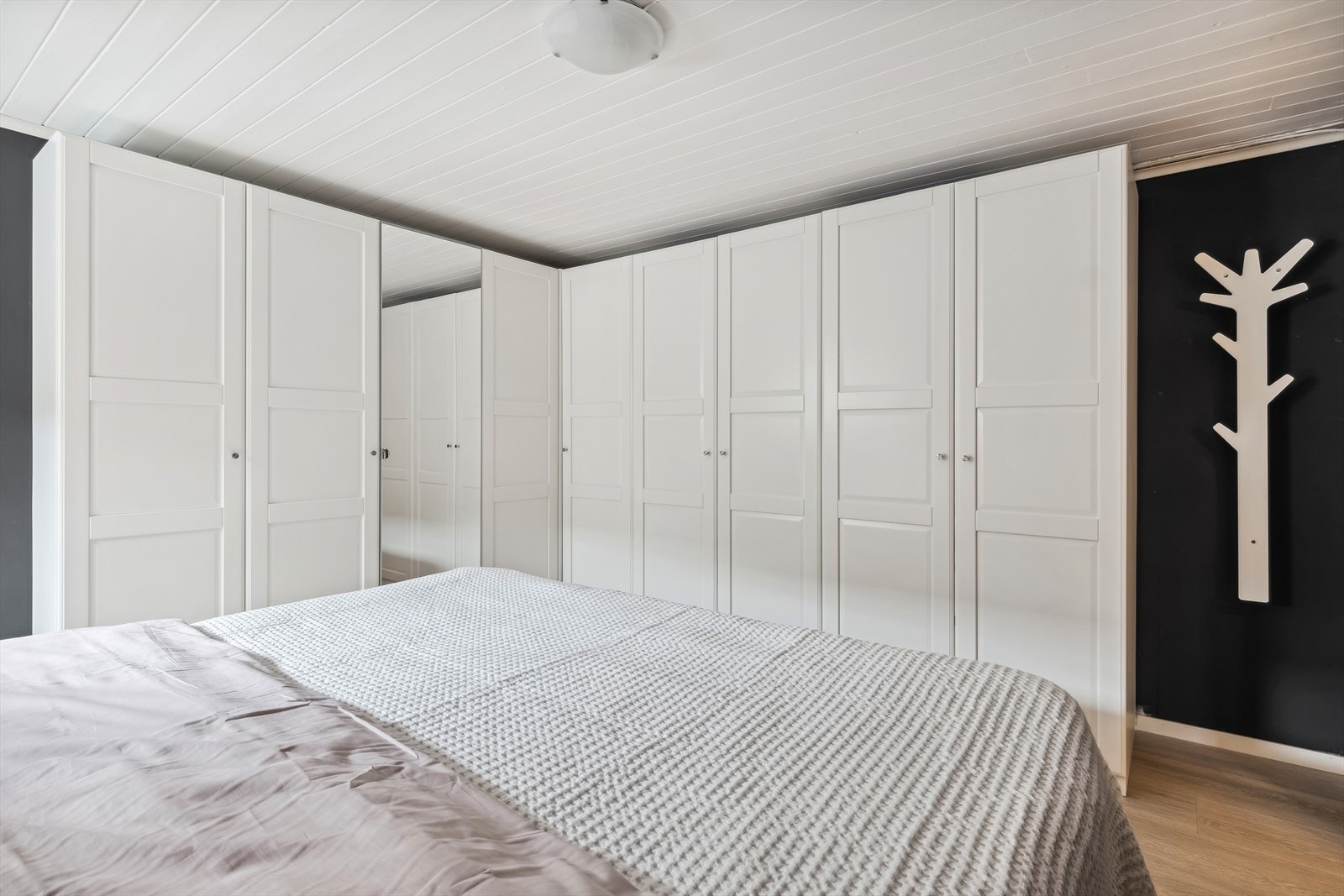 Boligen byr på rikelig med oppbevaringsplass. Garderobeskapene medfølger handelen. Galleribilde