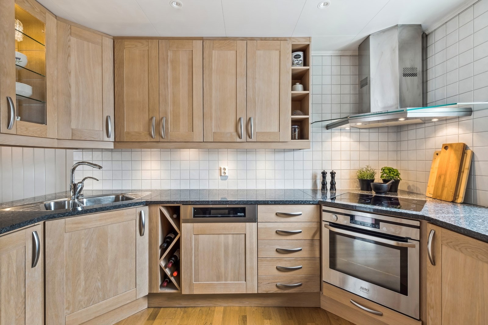 Takstmann har vurdert kjøkkenet til tilstandsgrad 1, og det anses dermed å være i god stand. Galleribilde