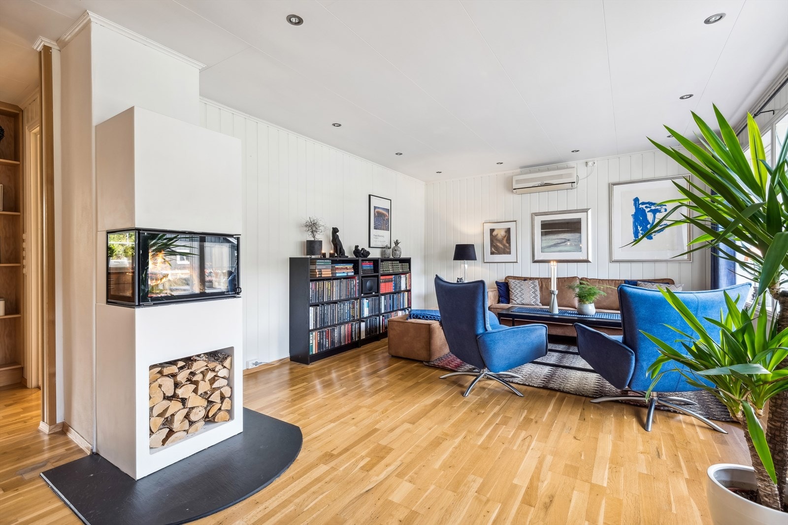 Boligens rause vindusflater sørger for rikelig med naturlig lysinnslipp. Dagens eier har etablert ny peis, noe som sørger for en hyggelig atmosfære og kostnadsbesparende oppvarming. Galleribilde