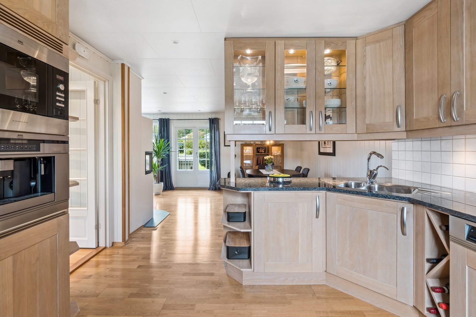 Det er etablert innebygd mikrobølgeovn som medfølger handelen. Galleribilde