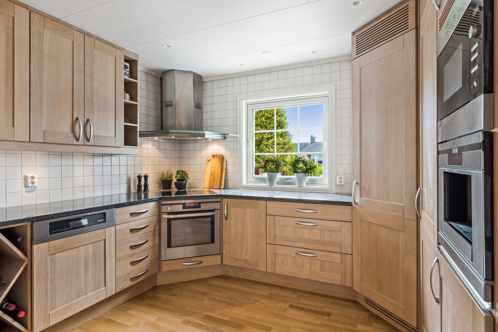 Kjøkkenet er av god størrelse, og gir rikelig med skap å benkeplass. Det er etablert et praktisk kjølehjørne. Galleribilde