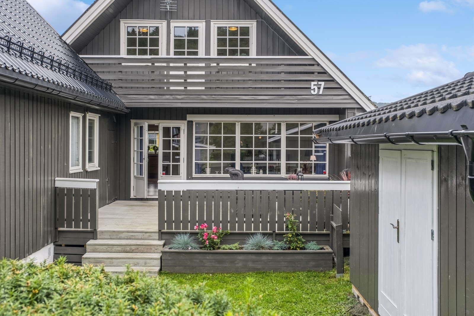 Det er etablert utebod i hagen, hvor det videre er oppgradert med nytt tak for bedre isolasjon. Dagens eier har etablert gjerde rundt hagen i forkant av boligen. Galleribilde