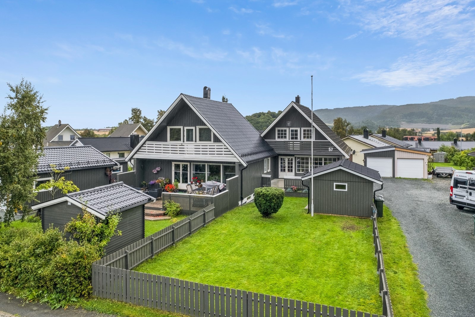 Velkommen til Lykkmarka 57 - en innholdsrik og oppgradert halvpart med god beliggenhet i familievennlige Sjetnemarka. Galleribilde