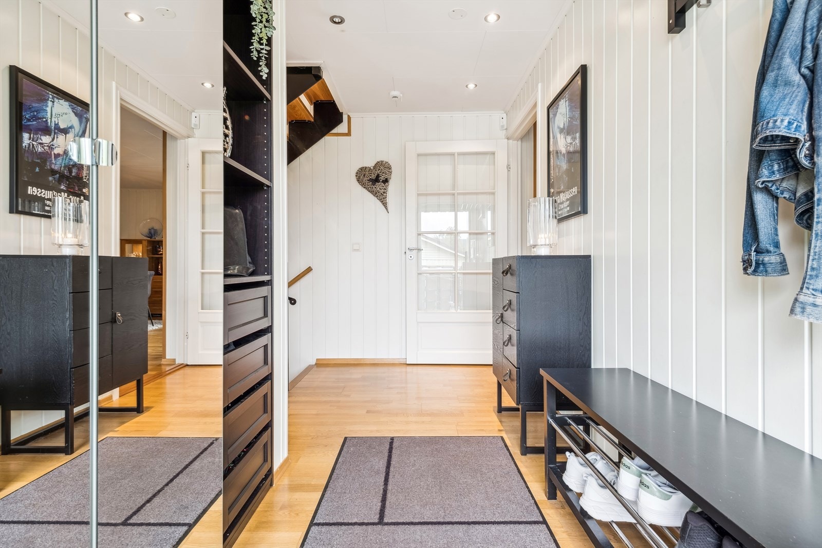 Når man kommer inn i boligen trer man inn i en romslig entré som byr på rikelig med oppbevaring. Galleribilde