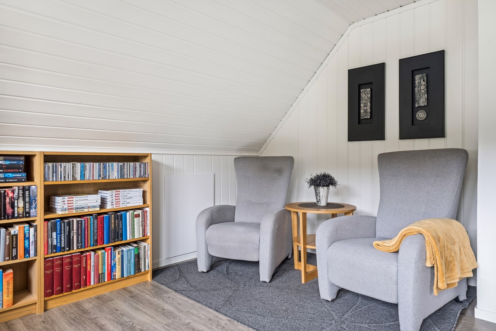 Det er kneloft langs begge sider av loftet. Galleribilde