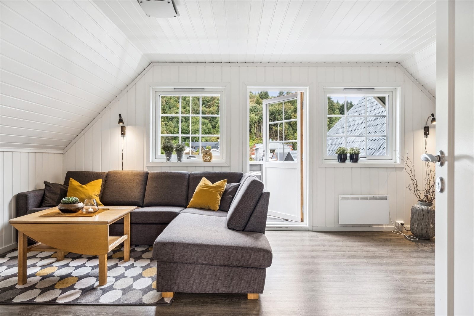 På loftsetasjen har man et romslig soverom på 21m² som benyttes til loftstue per dags dato. Galleribilde