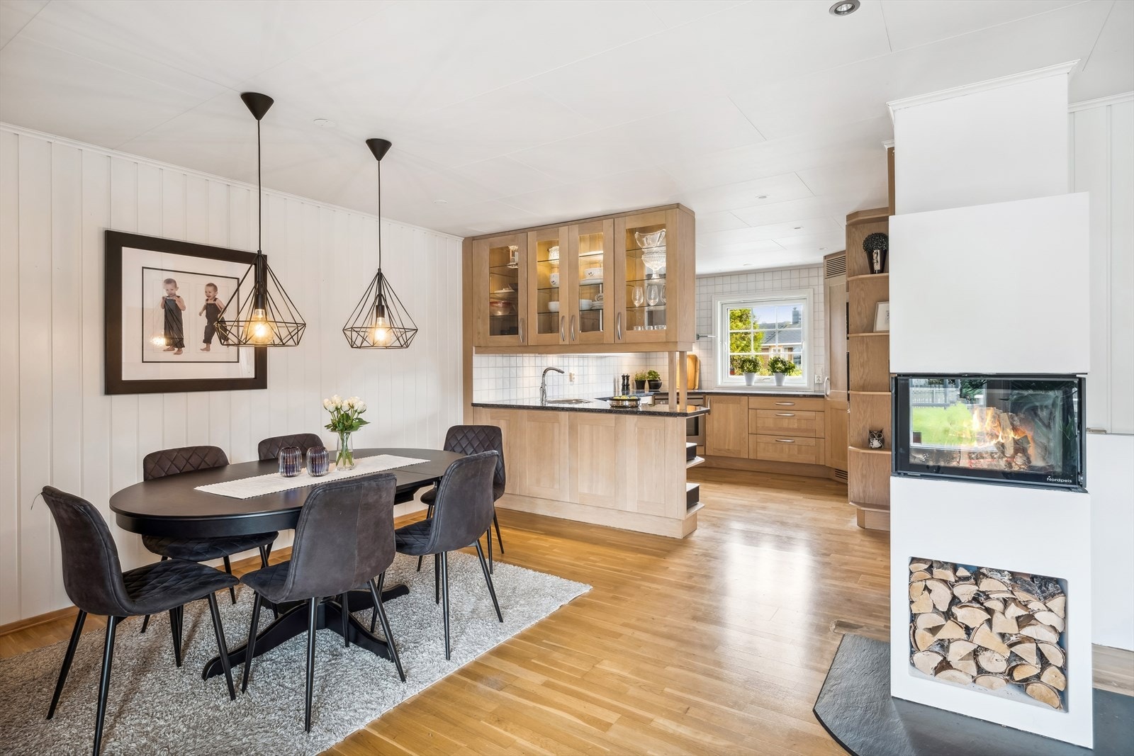 Det er etablert elektriske utvendige persienner fra stuevinduer, kjøkkenvindu samt vindu i gang. Galleribilde