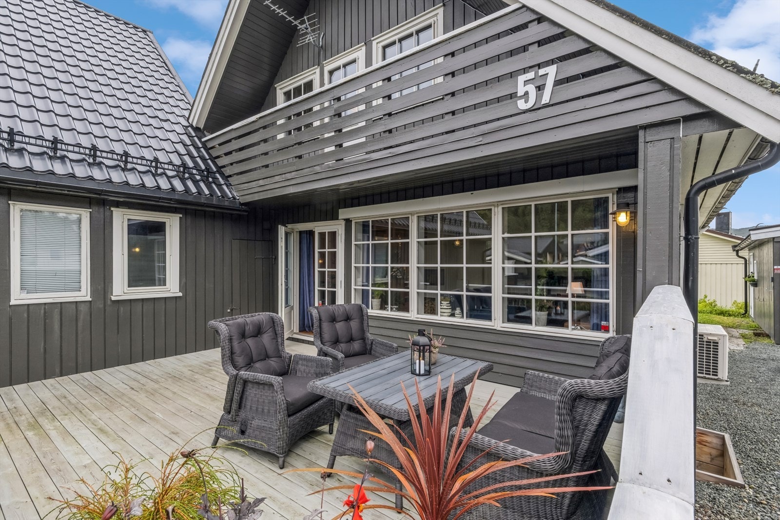 Boligen har en god planløsning, og strekker seg over 3 plan, med solrike uteområder og platting på begge sider av boligen. Galleribilde