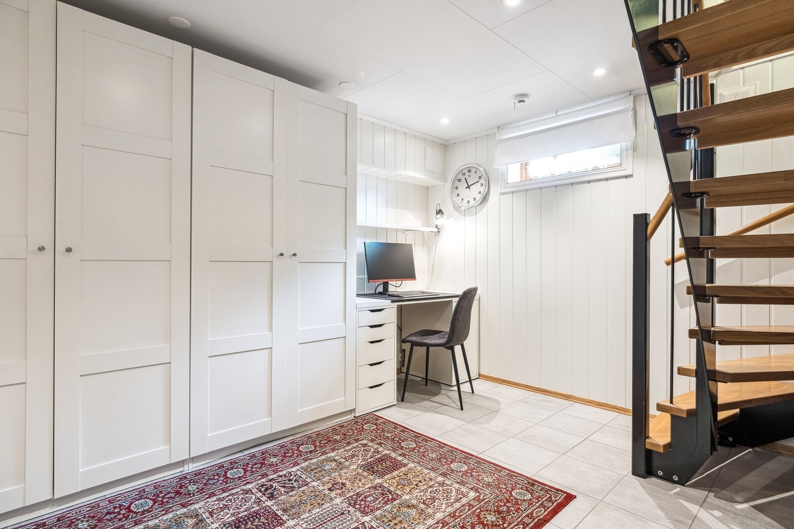 Når man kommer ned i underetasjen trer man inn i det som i dag benyttes som kontorrom. Det er rikelig med lagringsplass. Galleribilde