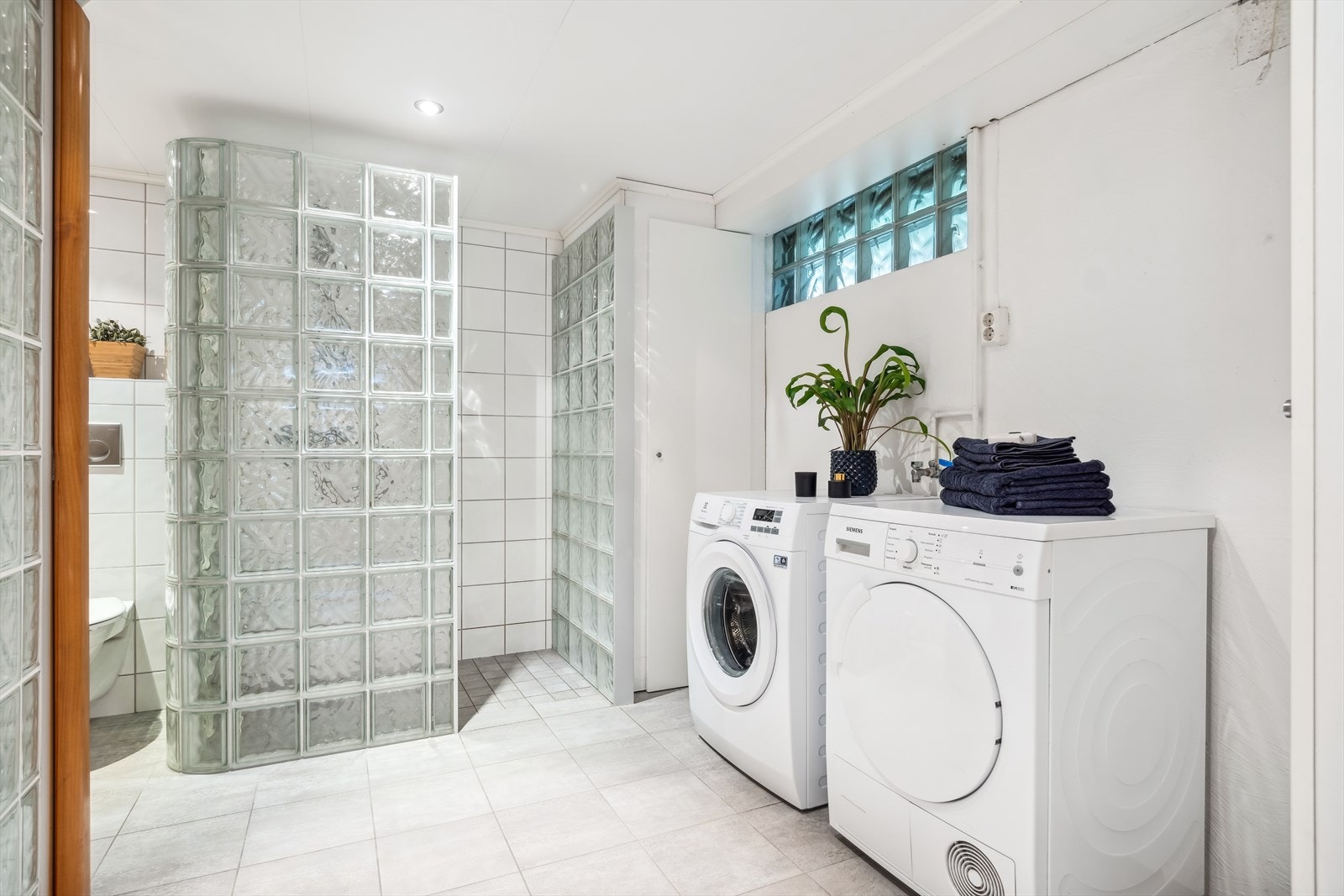 I underetasjen finner man et særdeles romslig bad som strekker seg over 10,5m². Her er det etablert badstue, dusjhørne og opplegg for vaskemaskin. Galleribilde