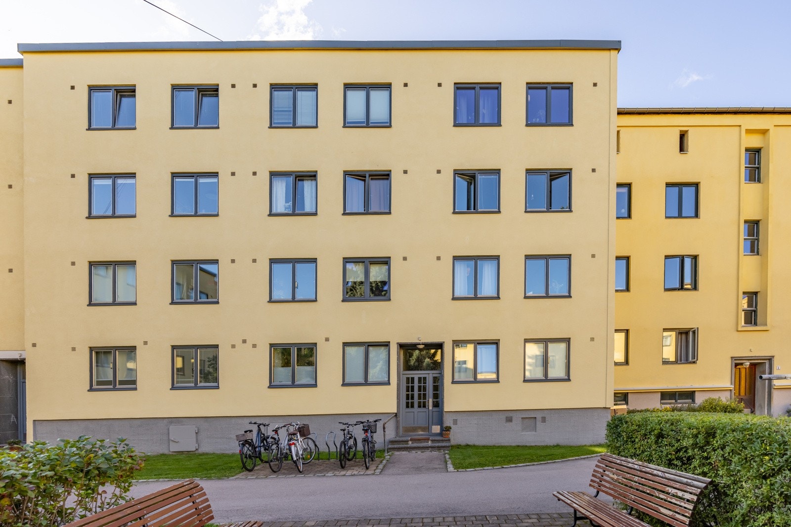 Tilbaketrukket beliggenhet midt i hjertet av idylliske Sagene med umiddelbar tilgang til en rekke servicetilbud, flotte parker og et utbredt kollektivnettverk. Galleribilde