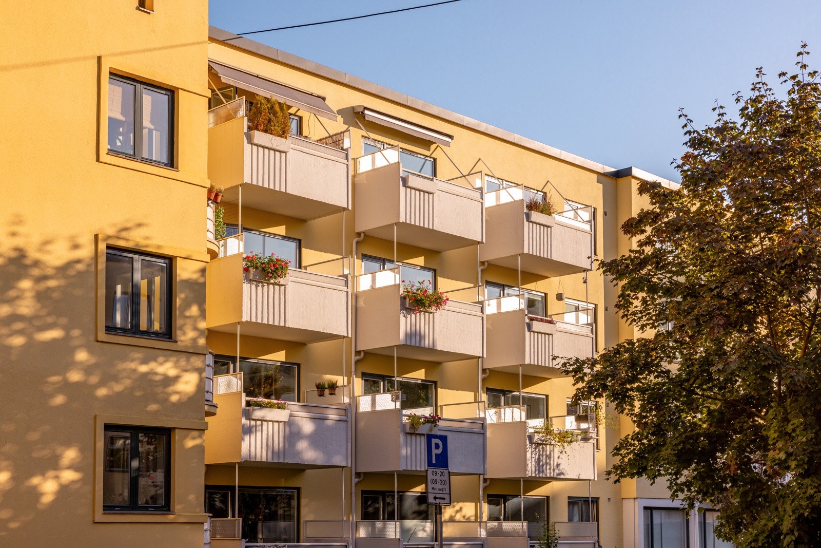 Borettslaget har parkeringsplasser som leies ut etter venteliste. Galleribilde