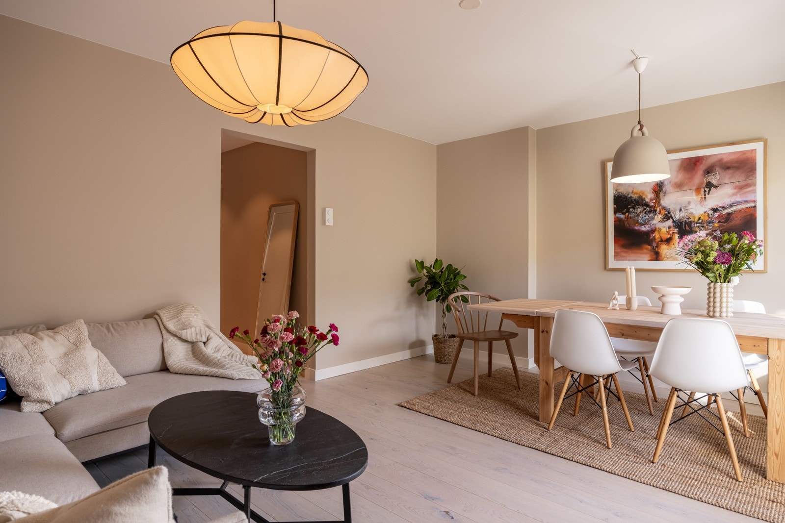 Stuen er romslig med god plass til både sofagruppe med salongbord, mediemøblement og et spisebord. I hjørnet er det pipeløp med mulighet for tilkobling av peisovn. Galleribilde