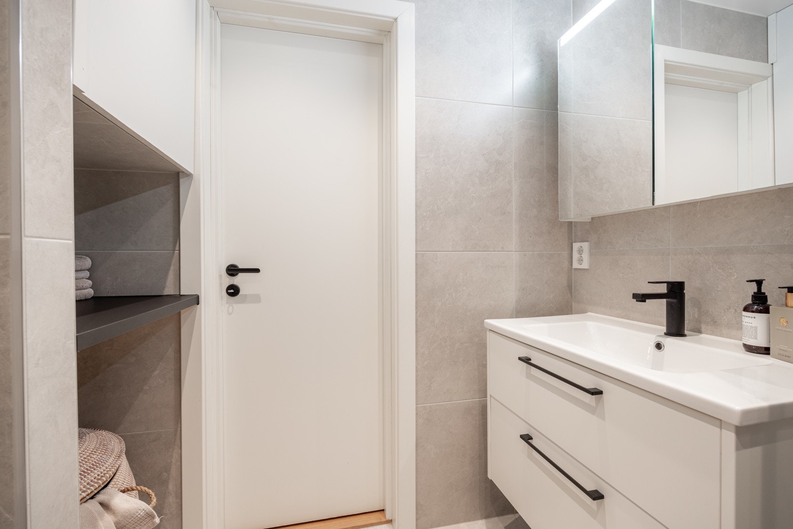 Baderommet har tidsriktige fliser på gulv og vegger, deilig gulvvarme, downlights i himlingen og mekanisk avtrekksvifte. Galleribilde