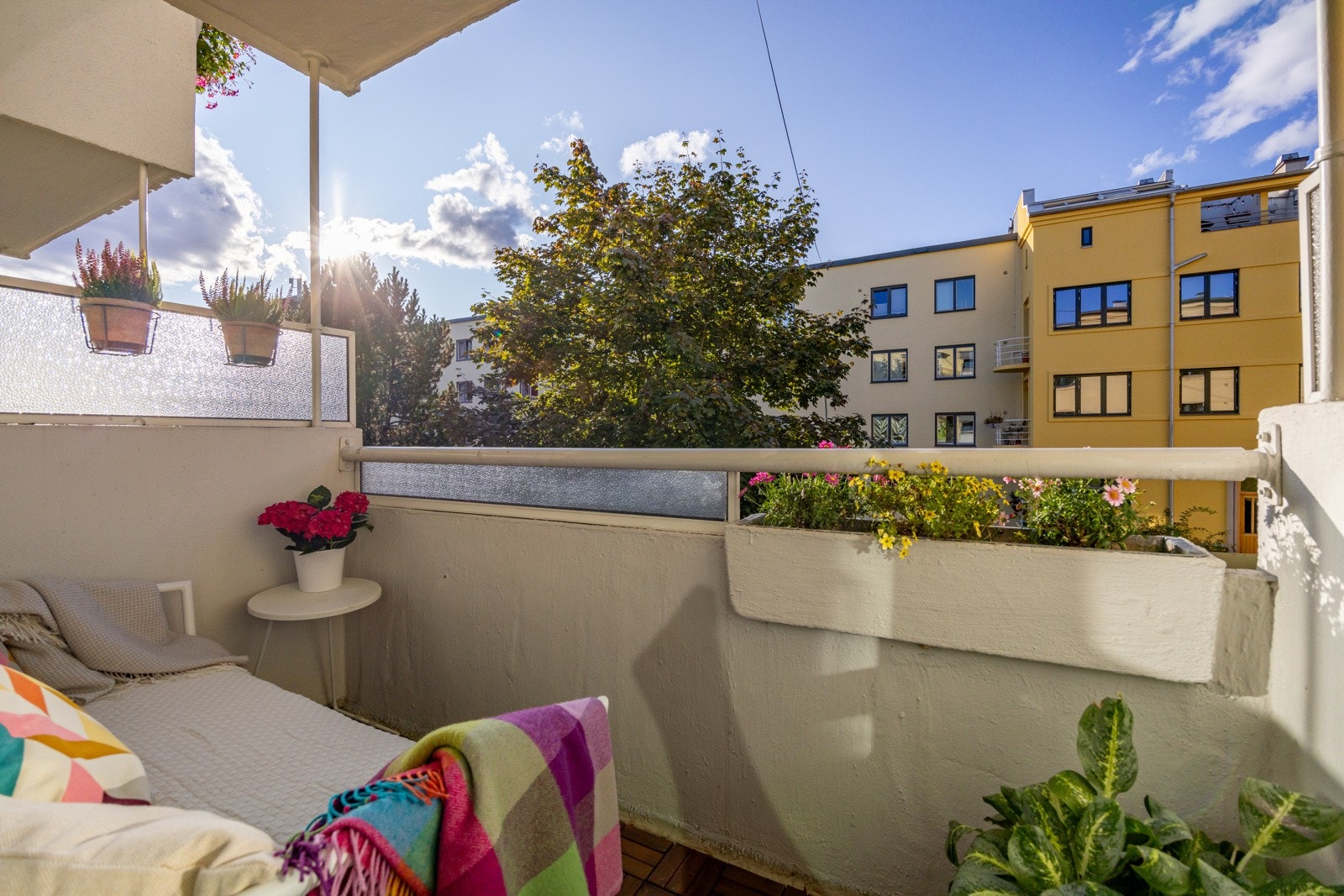 Fra stuen har du utgang til en solrik vestvendt balkong på ca. 3,5m². Galleribilde