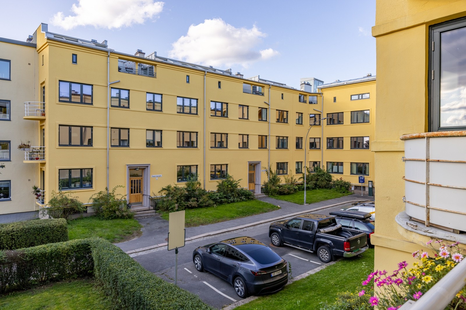 Beliggenheten mot vest sørger for deilig sol fra ca. klokken 14.30-20.30 på sommerstid. Galleribilde