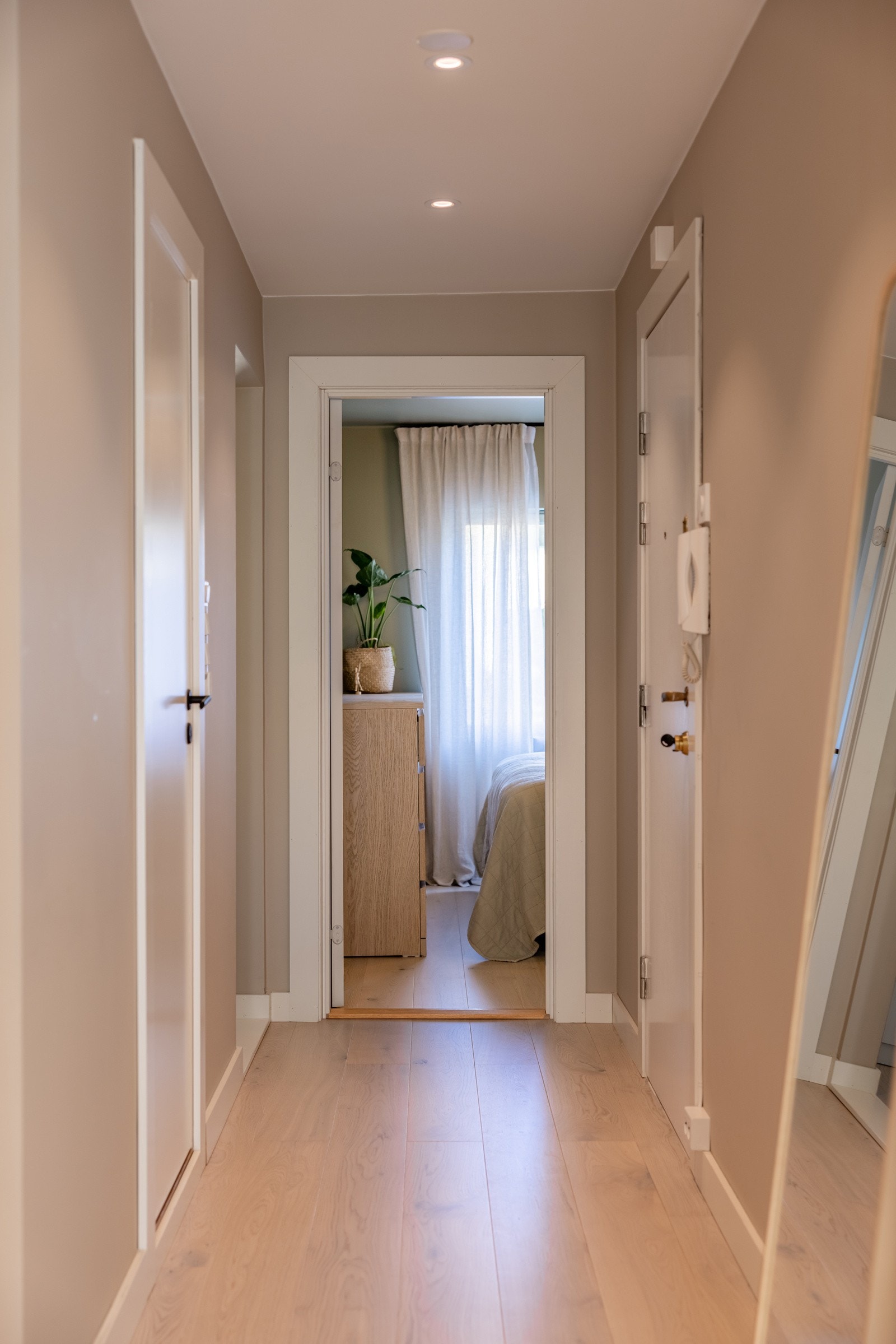 Entréen har god standard med lys enstavs parkett på gulv, glatte overflater malt i en fin lys farge, skjult elektrisk anlegg og downlights i himlingen. Galleribilde