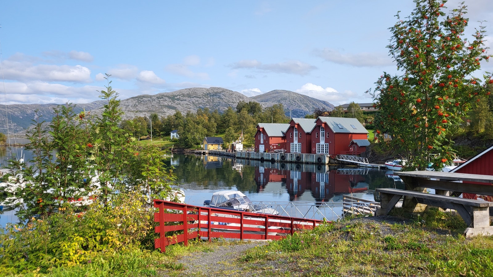 Nevernes Havn i nærområdet Galleribilde