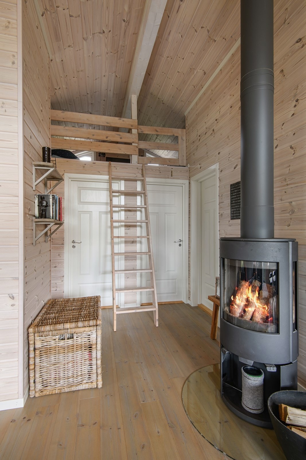 Fra gangen er det stige opp til hemsen, i tillegg til adkomst til 2 soverom og badet. Galleribilde