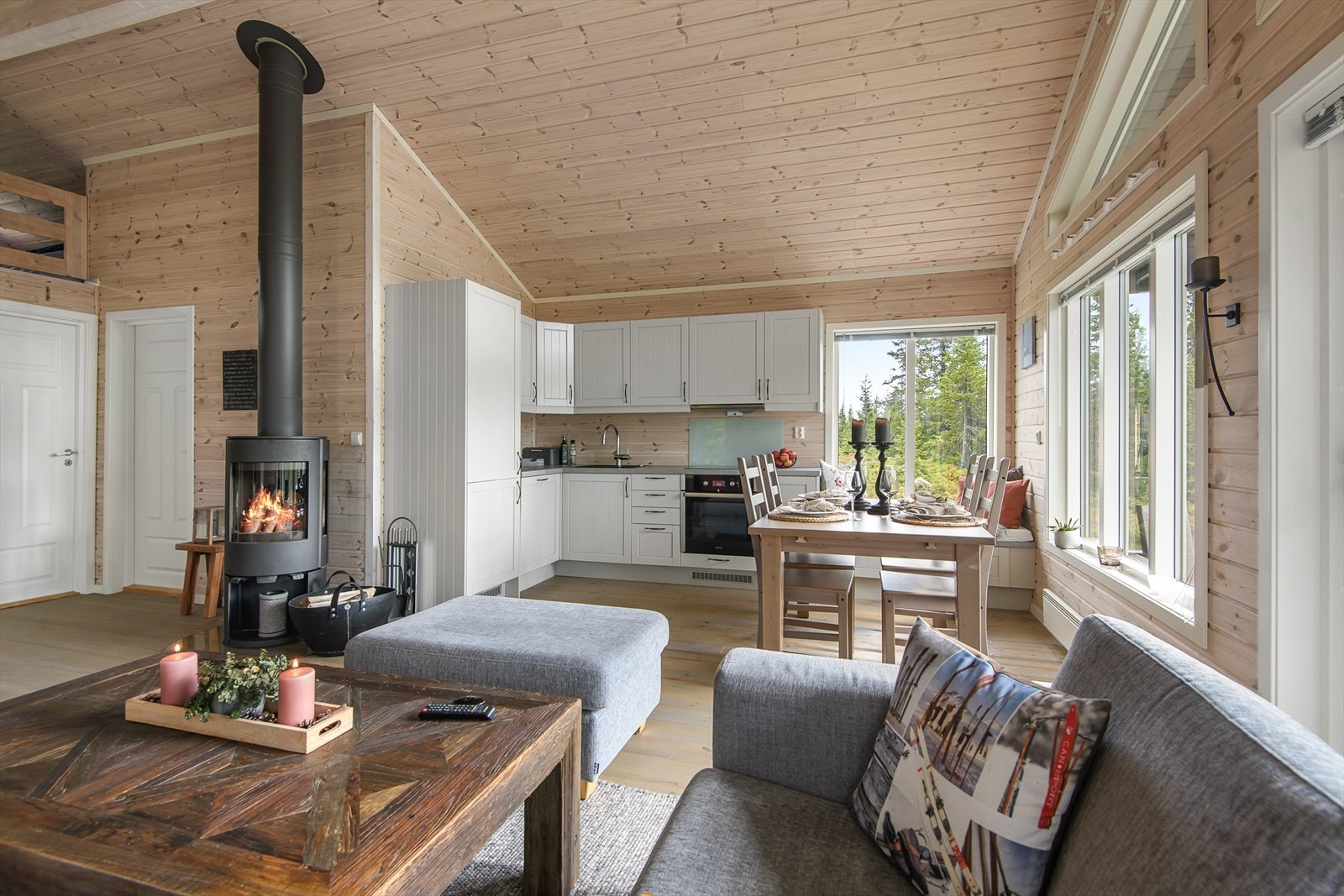 God takhøyde og rikelig med naturlig lysinnslipp bidrar til herlig romfølelse. Galleribilde