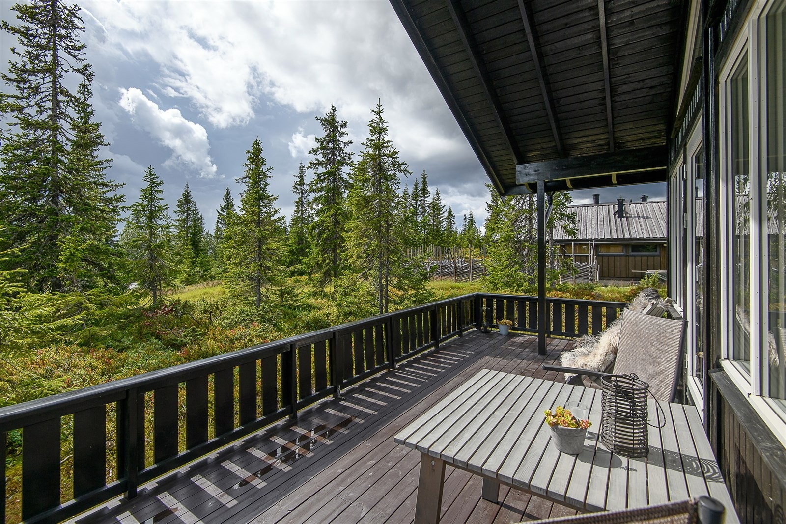 Lun og fin, delvis overbygget terrasse. Her er det mulig å sitte skjermet for innsyn og nyte sola etter en dag på tur. Galleribilde