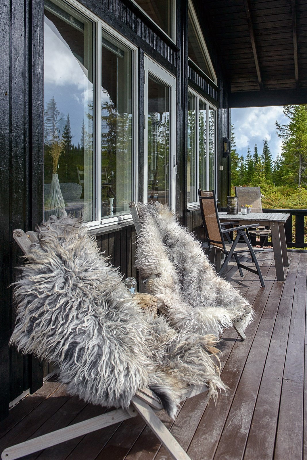 Overbygget på terrassen åpner for bruk av terrassen også om det skulle regne litt. Galleribilde