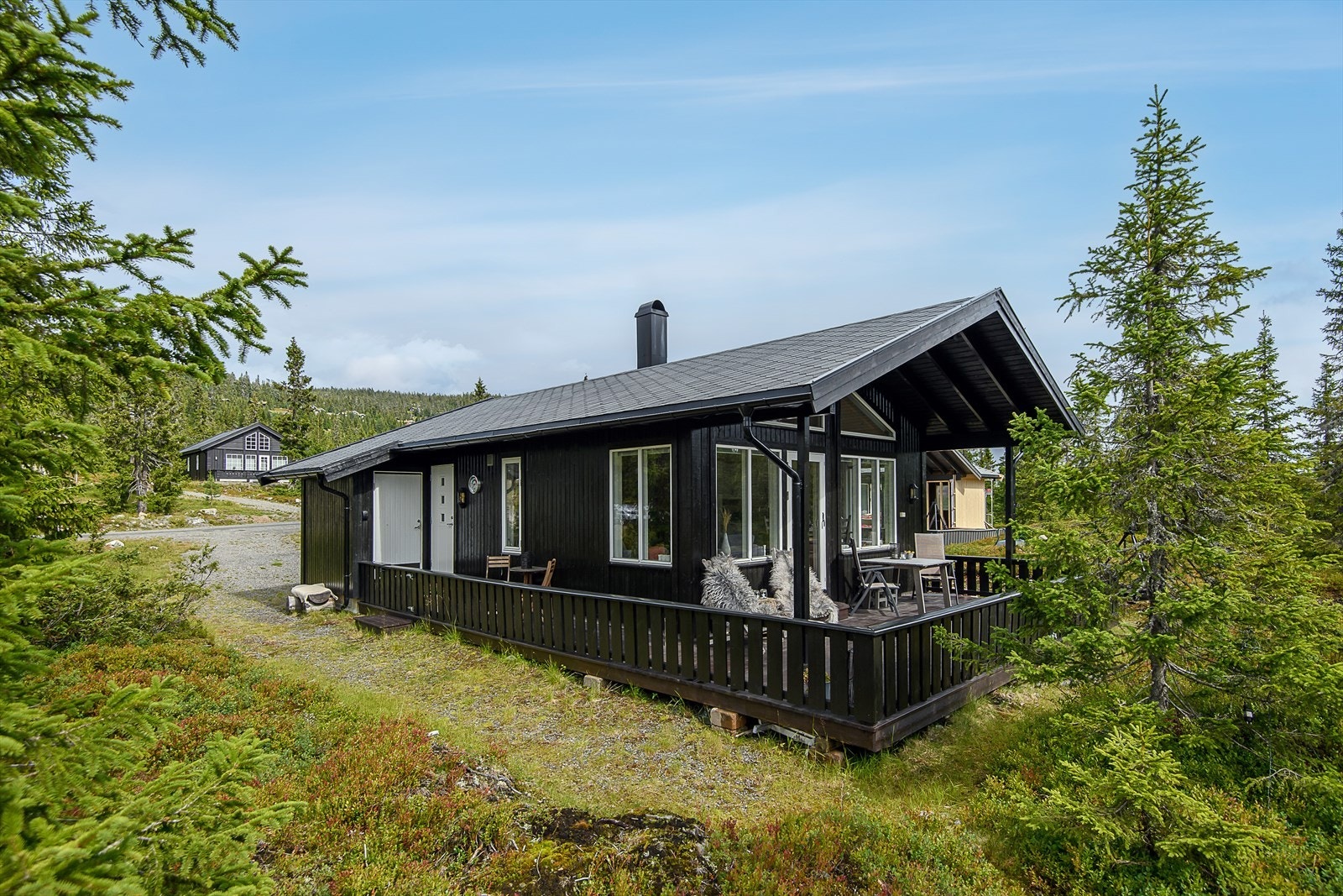 Pen og moderne hytte, beliggende i etablert hyttefelt i Natrudstilen. Galleribilde