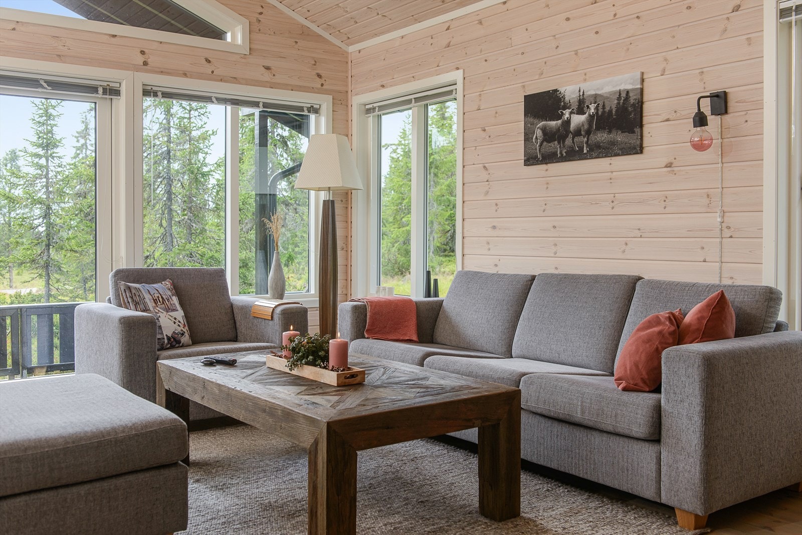 Fint å slappe av i sofaen, foran de store vinduene. Galleribilde