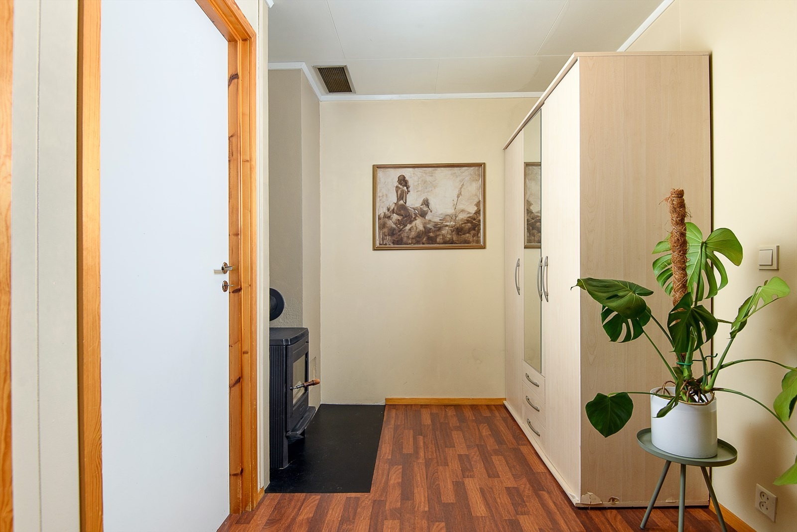 I gangen er det montert en vedovn som varmer opp boligen på kalde dager. Galleribilde
