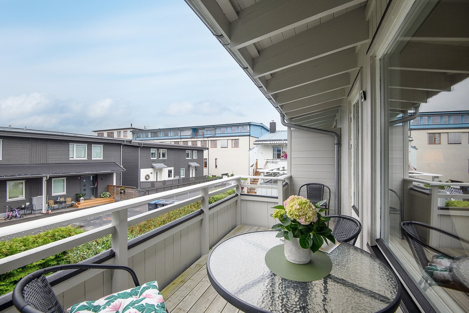 Balkongen ble pusset opp i 2019 med nye terrassebord og rekkverk. Galleribilde
