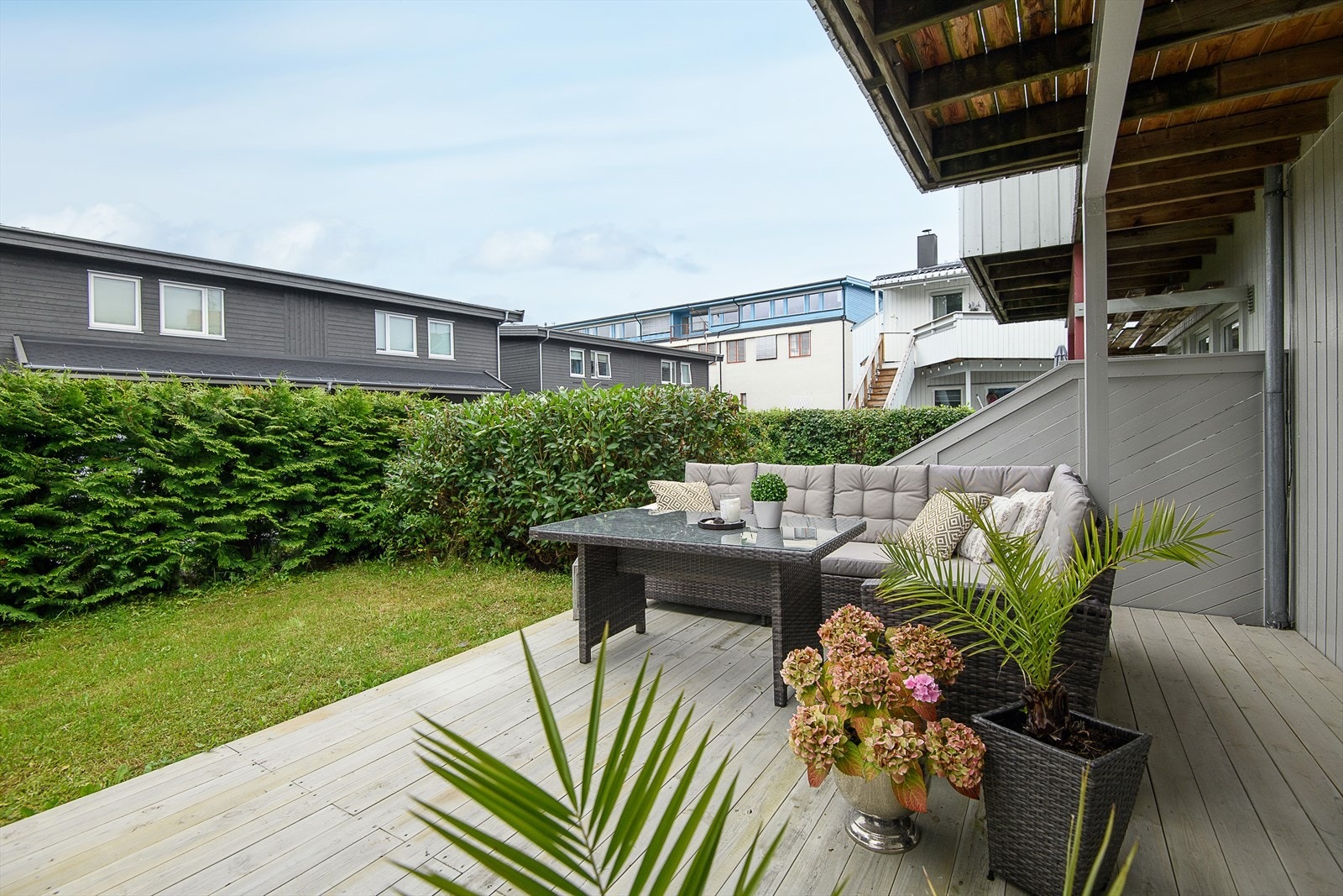 Lun uteplass på delvis overbygget markterrasse på hele 20 kvm mot vest. Terrassebord fra 2020. Galleribilde