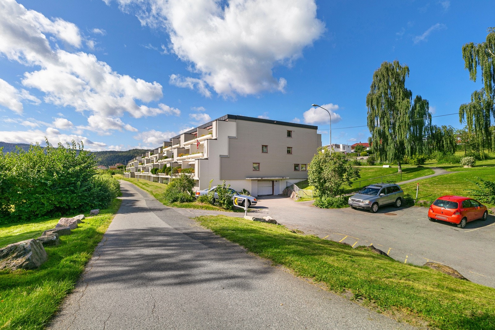 Fellesarealene er pent opparbeidet med store plener, prydbusker og trær. Internveier og parkeringsplasser er asfaltert Galleribilde