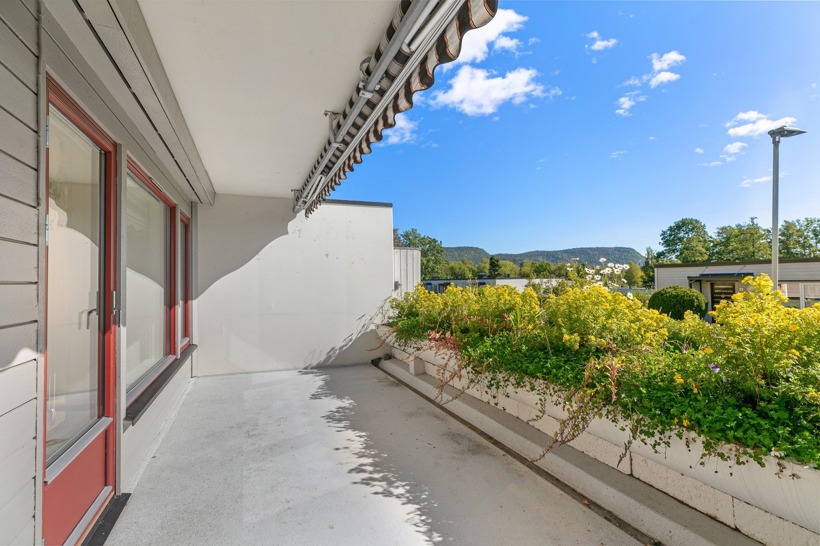 Hyggelig terrasse på 14 kvm. Deler av terrassen er overbygget. Bred terrassemarkise Galleribilde