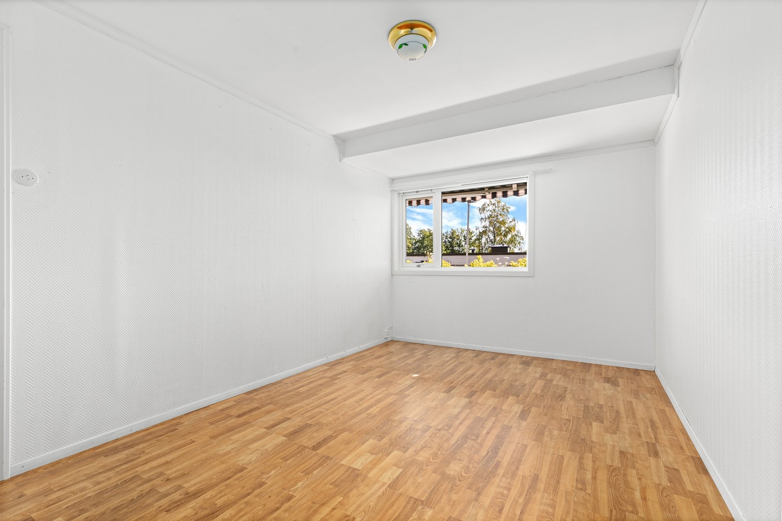 Leiligheten har et forholdsvis romslig soverom som vender ut mot terrassen Galleribilde