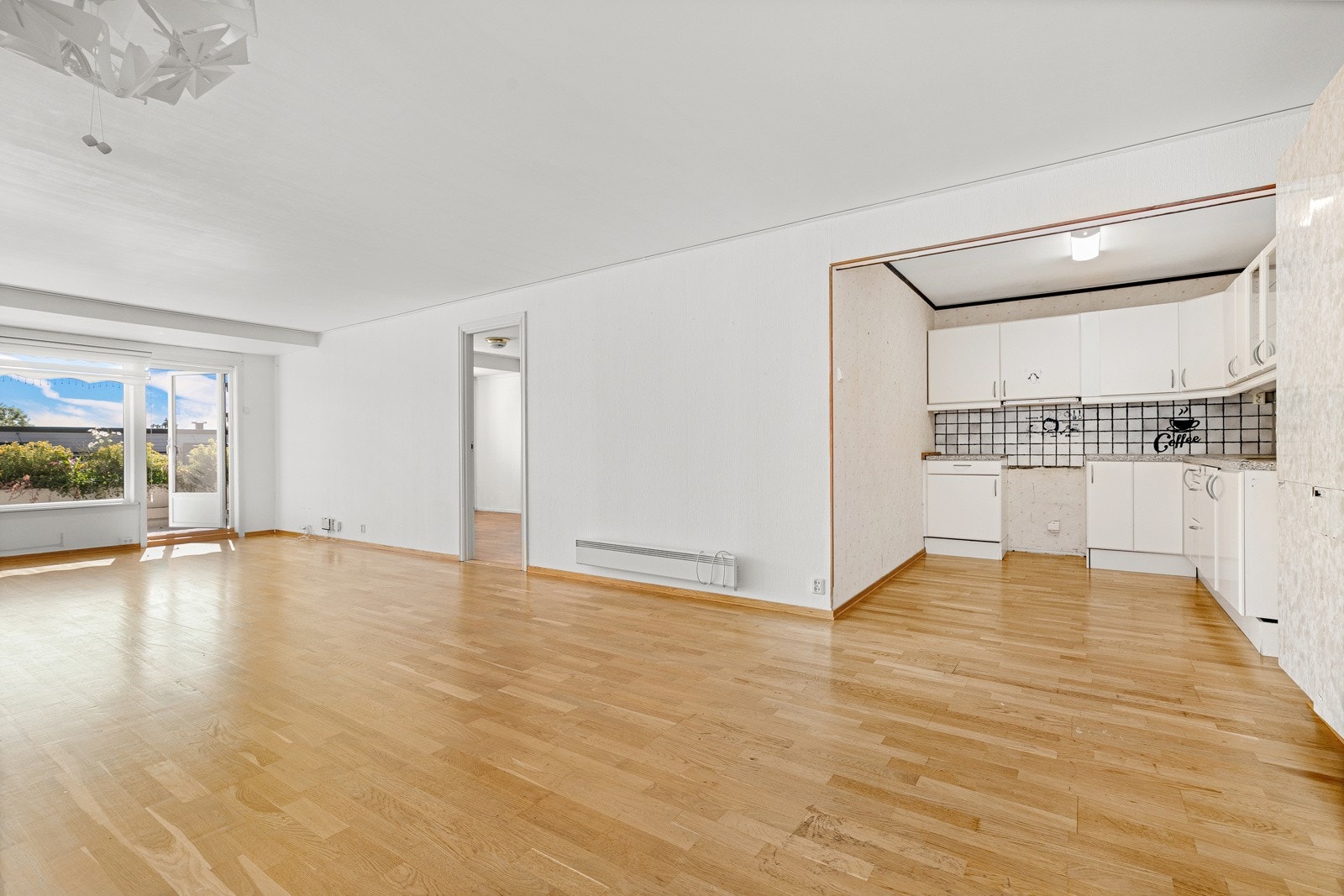 Kjøkkenet ligger åpent, men likevel godt tilbaketrukket fra stuen Galleribilde