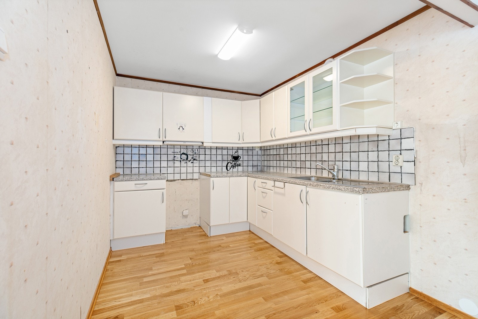 Kjøkkeninnredningen har en klassisk vinkelform med god benke- og skapplass Galleribilde