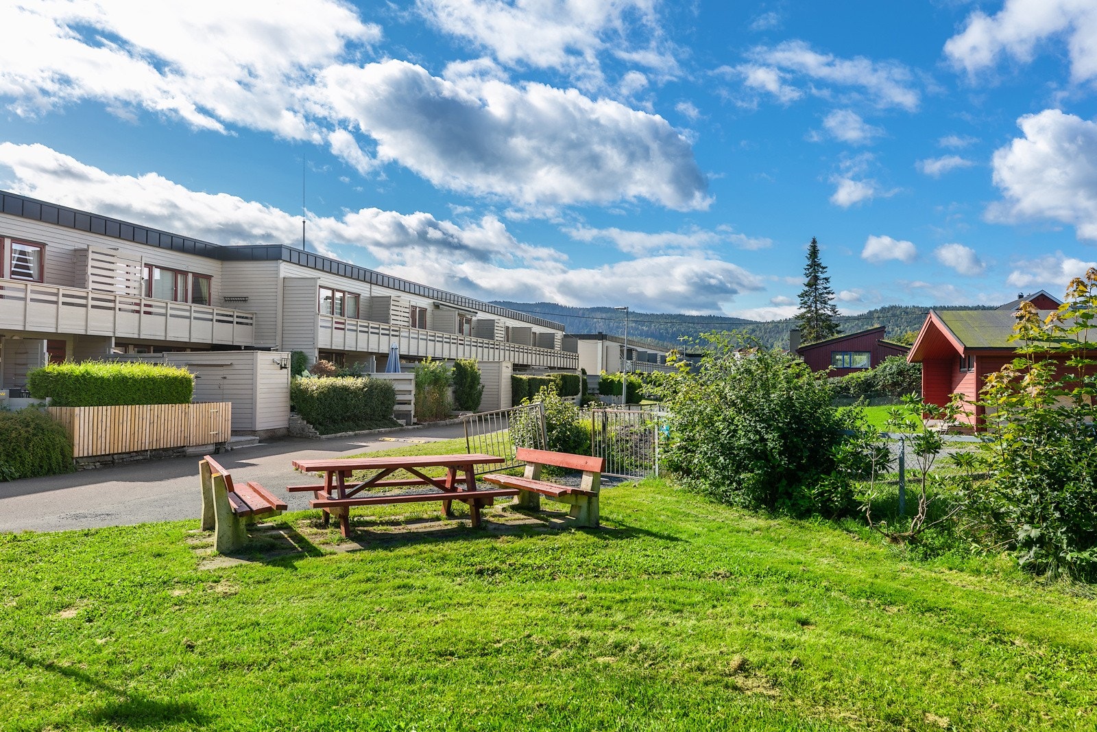 Fellesarealene er pent opparbeidet med store plener, prydbusker og trær. Internveier og parkeringsplasser er asfaltert. Galleribilde